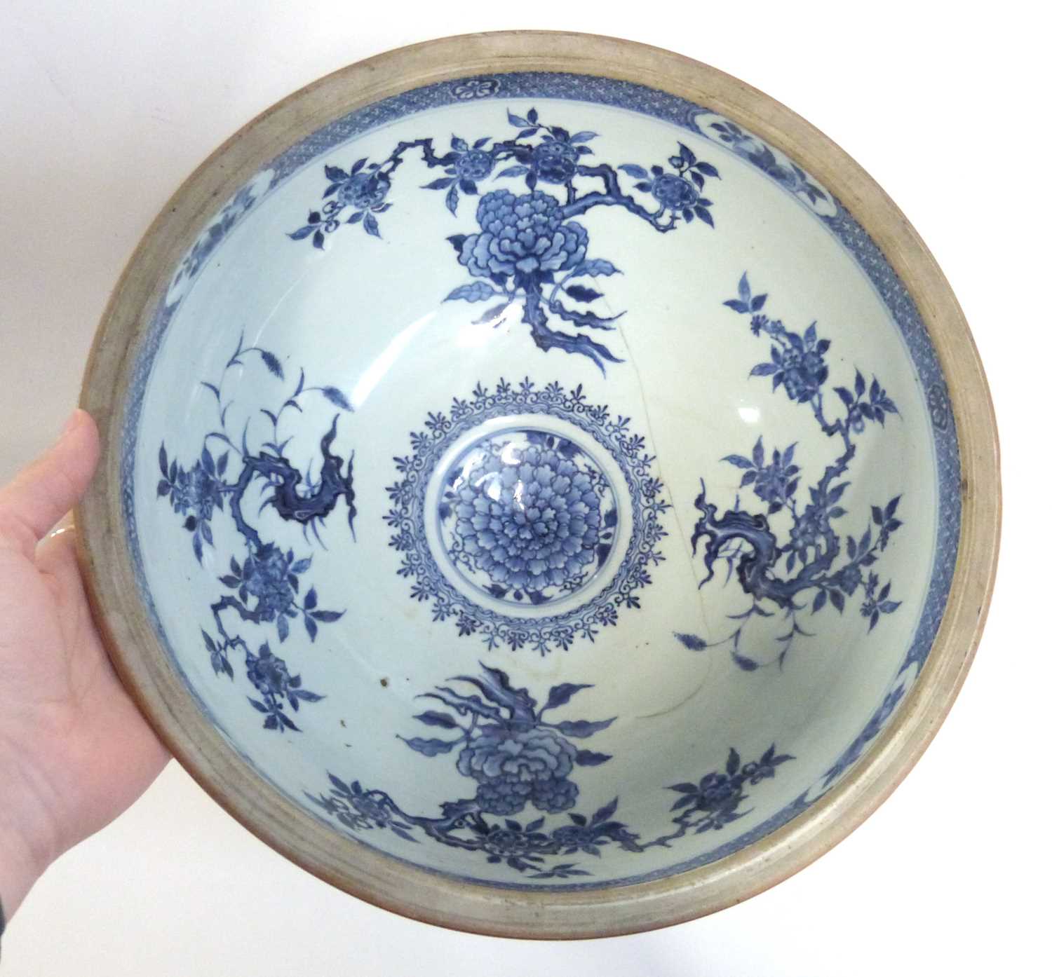 An interesting 18th Century Chinese porcelain export bowl or cover decorated with a floral design - Image 8 of 8