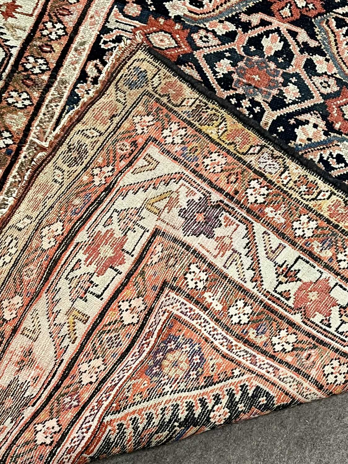 Persian wool runner carpet with central leaf design 108 x 375cm - Image 4 of 4