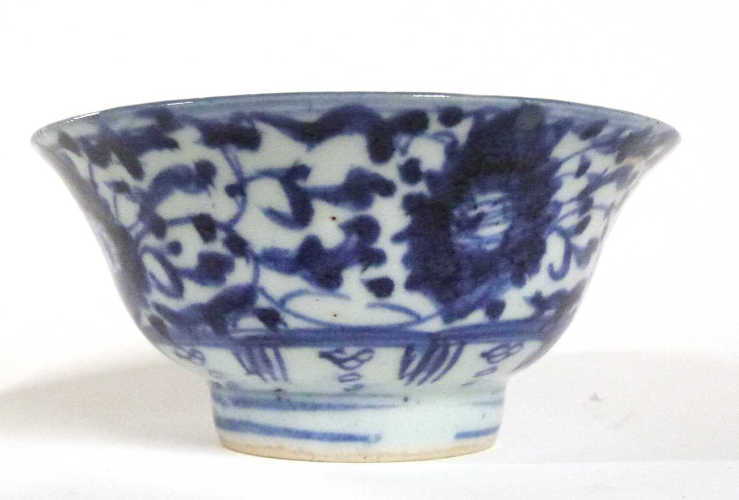 A Chinese porcelain blue and white bowl with everted rim, 19th Century, 14cm diameter