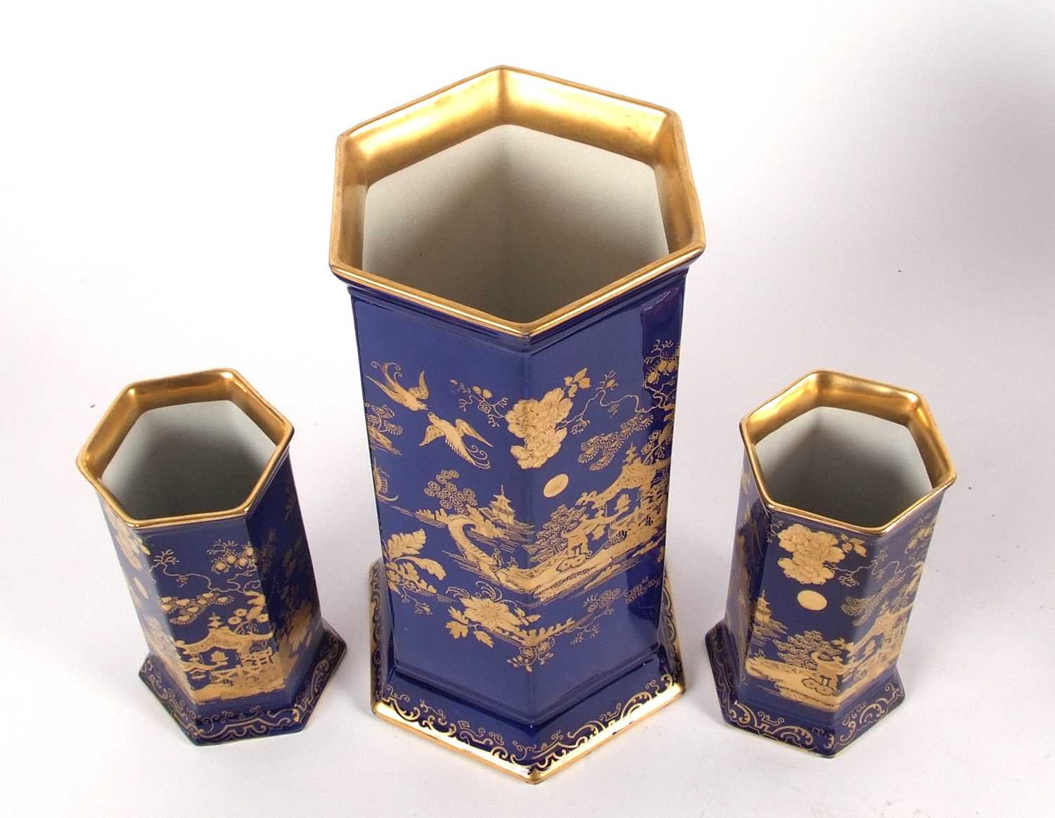 A garniture of Cauldon early 20th Century vases of faceted shape with gilt chinoiserie design - Image 5 of 7