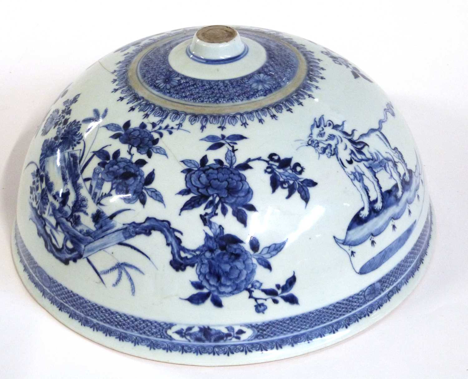 An interesting 18th Century Chinese porcelain export bowl or cover decorated with a floral design - Image 6 of 8