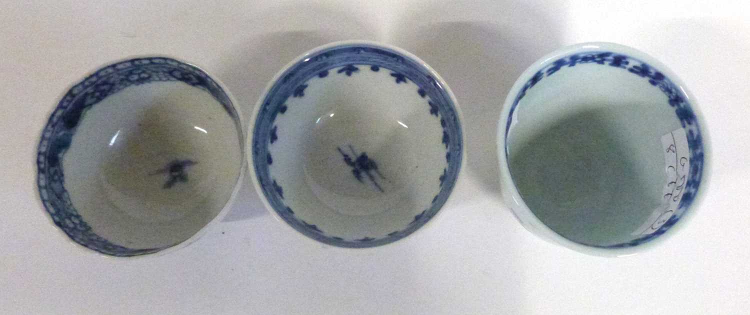 Two Chinese porcelain tea bowls, blue and white decoration, late 18th/early 19th Century together - Image 4 of 5