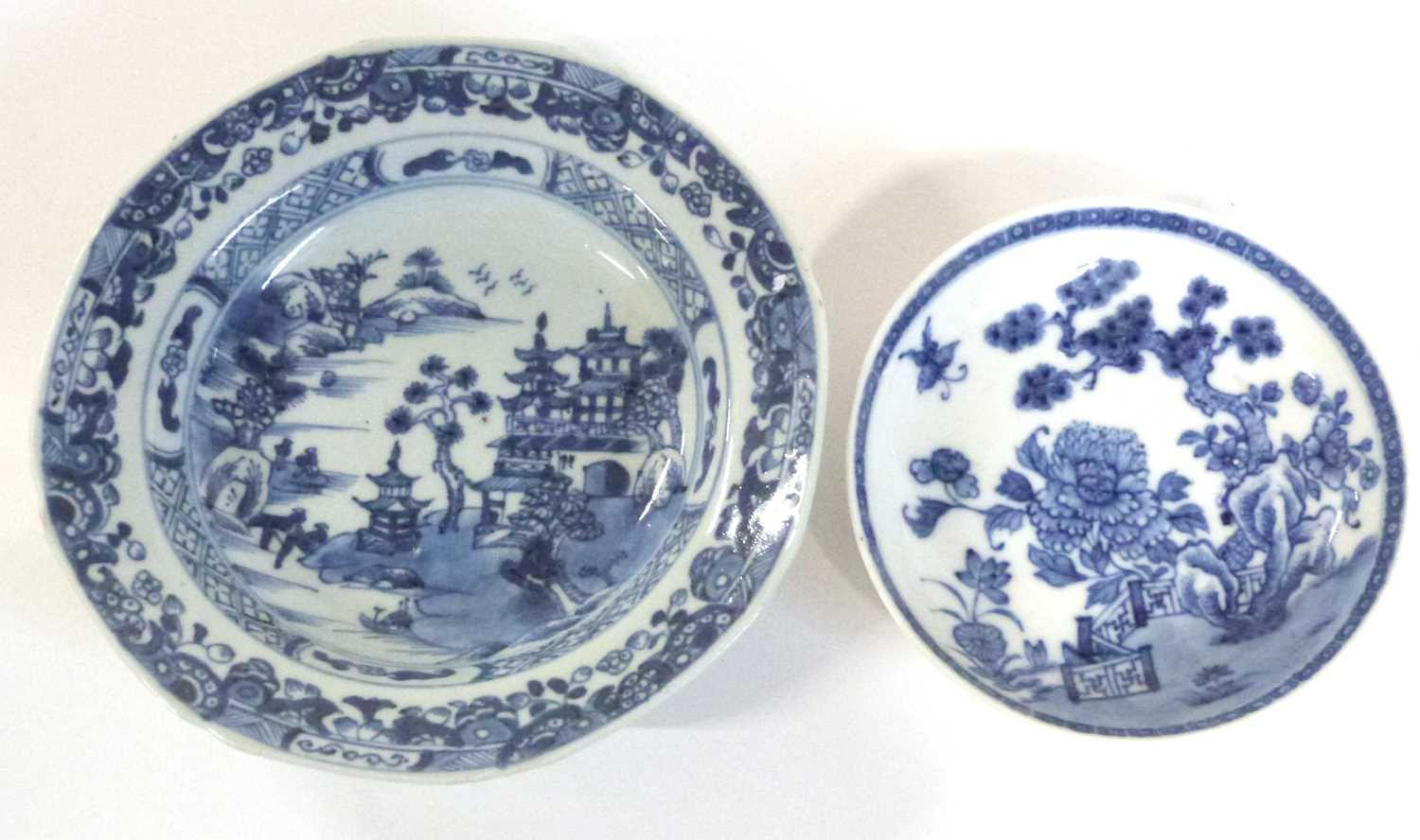 Small Chinese 18th Century export bowl together with a saucer, the bowl 16cm diameter (2)