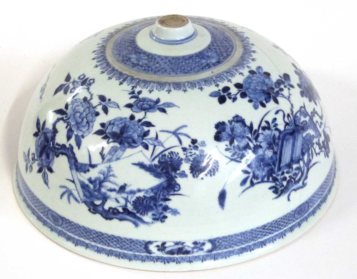 An interesting 18th Century Chinese porcelain export bowl or cover decorated with a floral design - Image 3 of 8