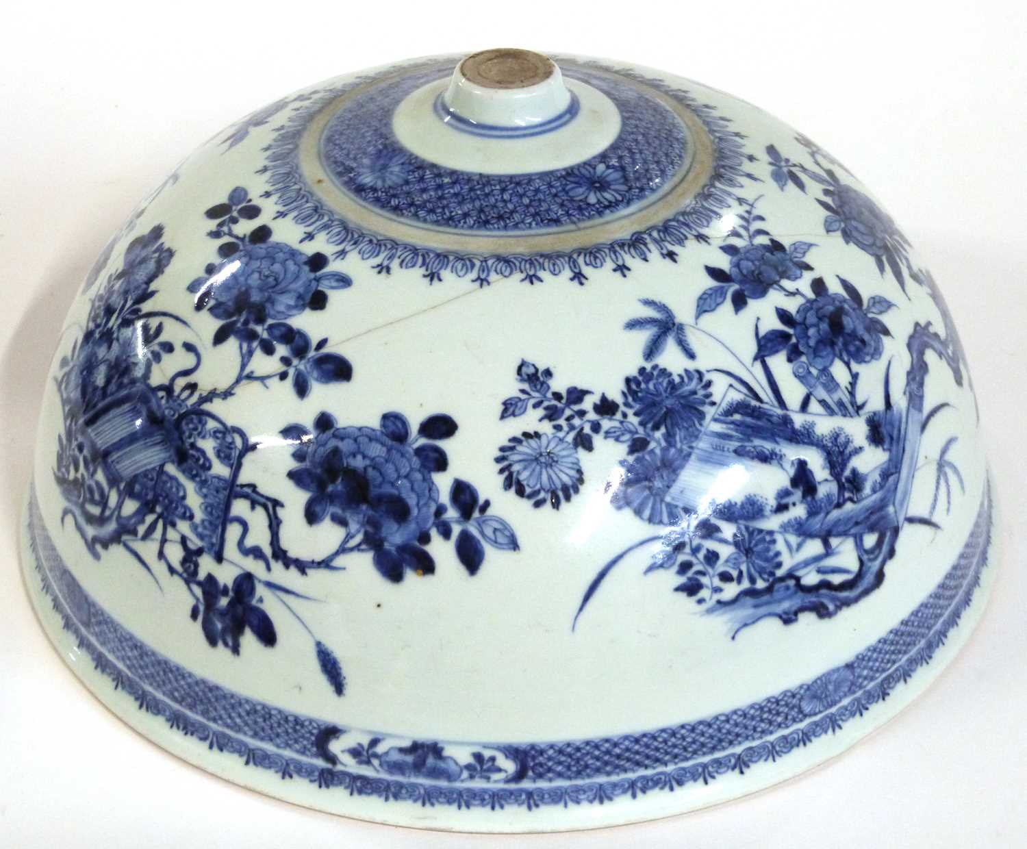 An interesting 18th Century Chinese porcelain export bowl or cover decorated with a floral design - Image 4 of 8