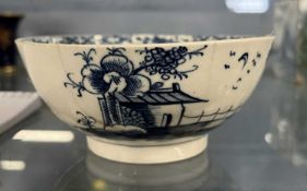 A Lowestoft porcelain bowl circa 1765 with the long fence pattern