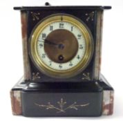Small Victorian polished marble and black slate mantel clock, 21cm high