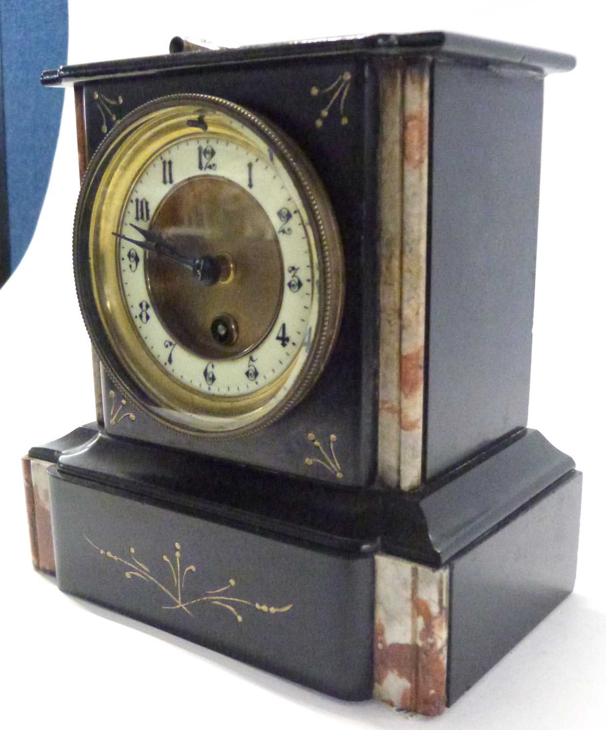 Small Victorian polished marble and black slate mantel clock, 21cm high - Image 2 of 2