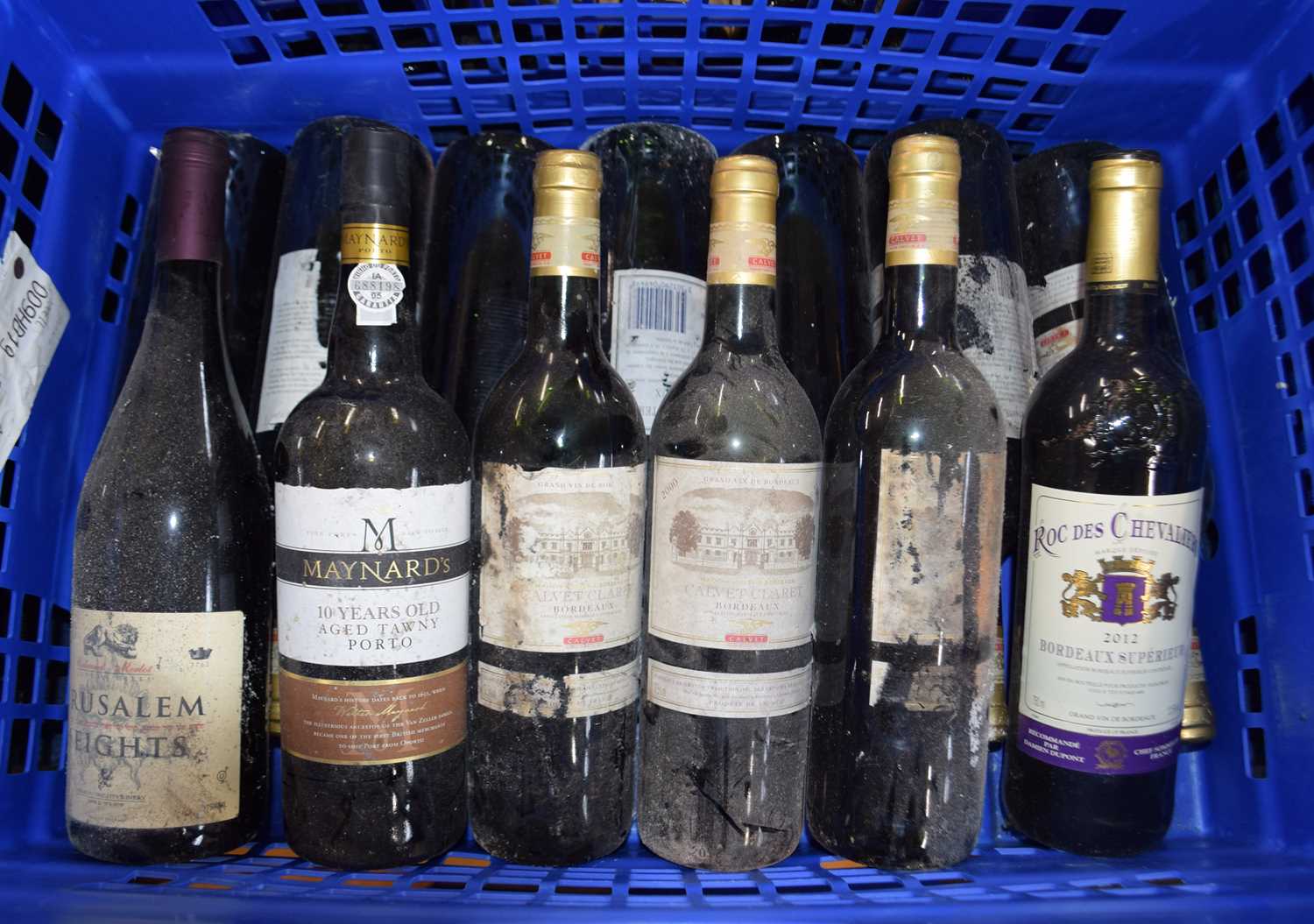 Thirteen bottles of asorted wine and port, (13)