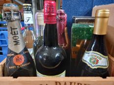 Mixed lot: to include port, brandy, Moet champagne and others (10)