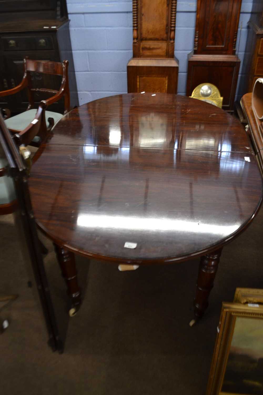 Victorian mahogany dining table with two extension leaves - Image 3 of 4