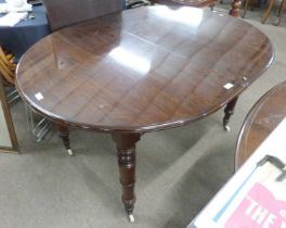 Victorian mahogany dining table with two extension leaves