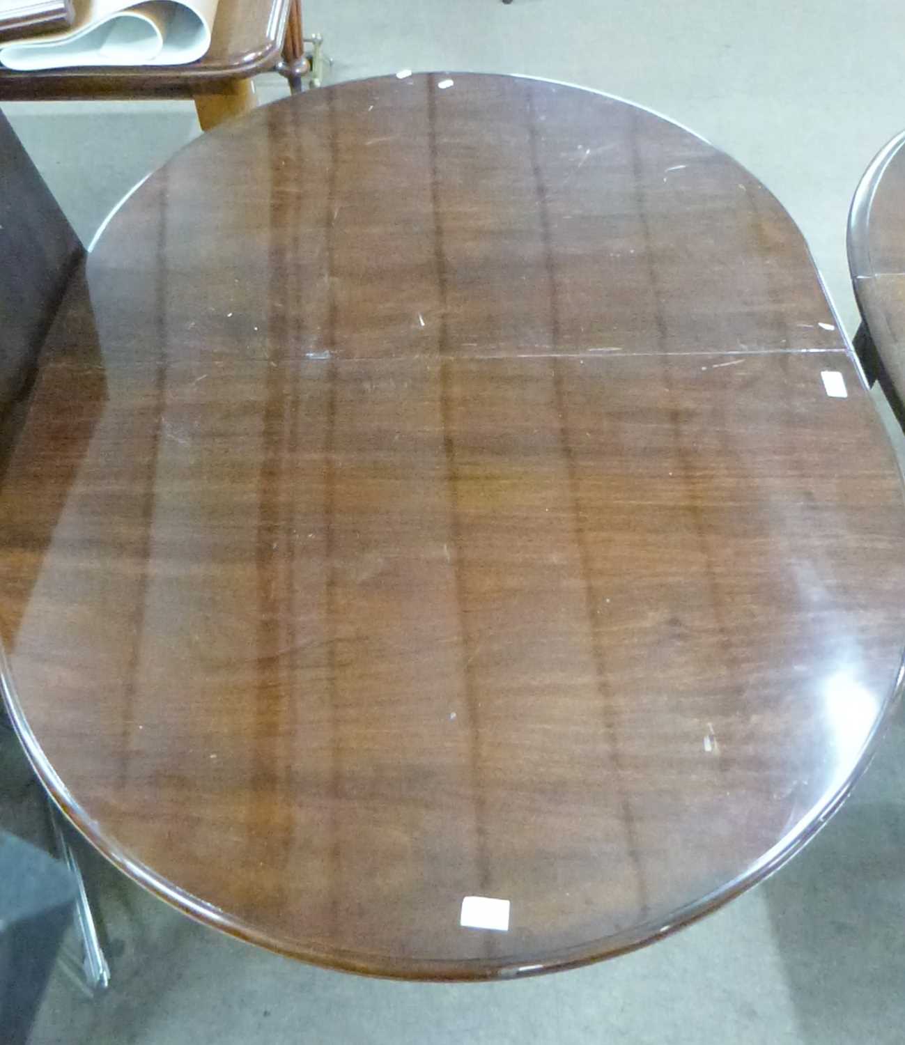 Victorian mahogany dining table with two extension leaves - Image 2 of 4