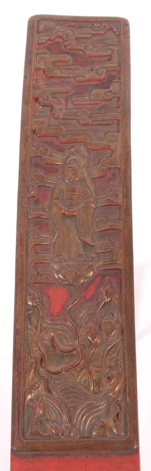 A wooden Priests sleeve carved with a Chinese dignitary amongst flowers, 43cm long - Image 3 of 6