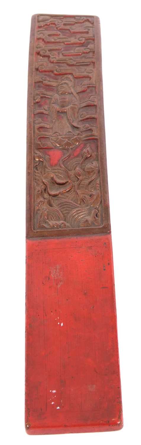 A wooden Priests sleeve carved with a Chinese dignitary amongst flowers, 43cm long - Image 2 of 6