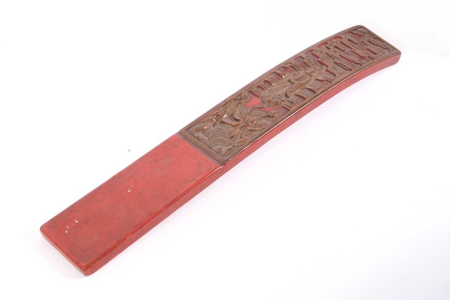 A wooden Priests sleeve carved with a Chinese dignitary amongst flowers, 43cm long - Image 5 of 6