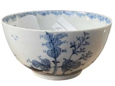 A Liverpool porcelain small bowl with a Chinoiserie design, 9cm diameter