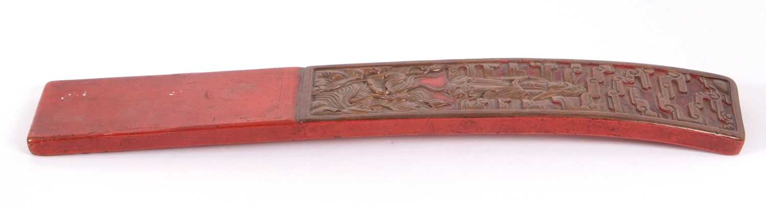 A wooden Priests sleeve carved with a Chinese dignitary amongst flowers, 43cm long - Image 4 of 6