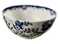 A Lowestoft porcelain sugar bowl with blue and white Worcester type design, 10cm diameter