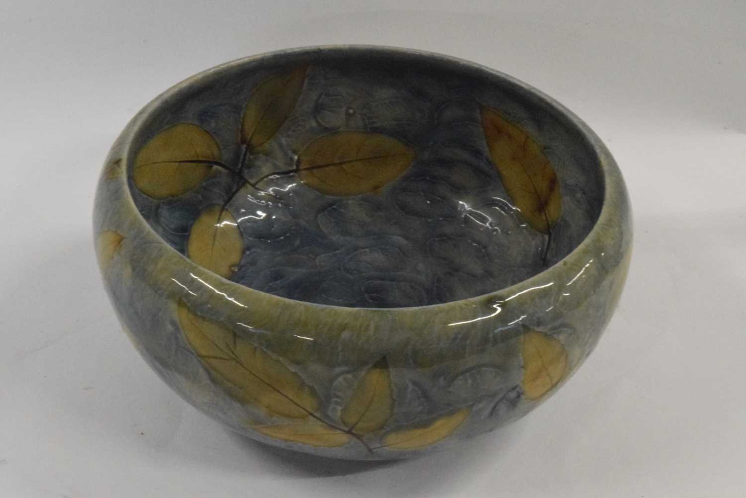 A Royal Doulton natural foliage wear designed bowl, 20cm diameter - Image 3 of 3