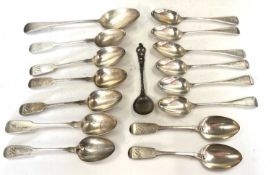 Mixed lot to include a set of six Victorian Old English pattern teaspoons, London 1886, makers