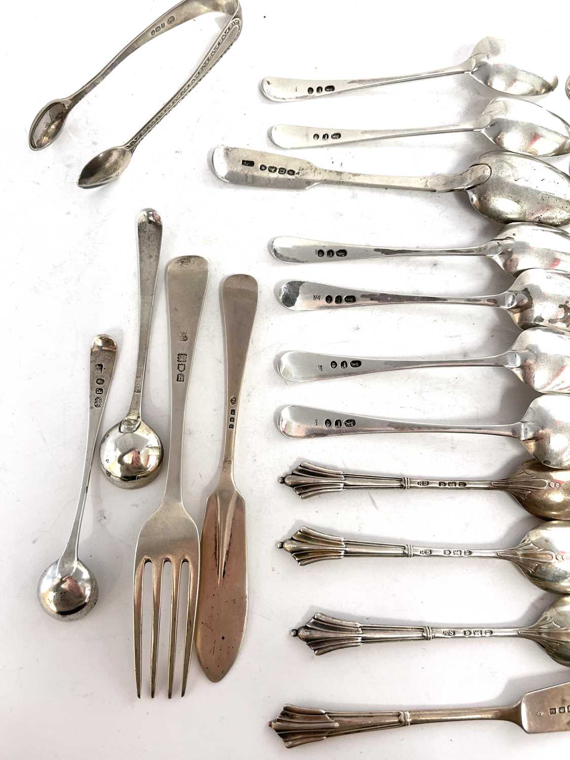 Mixed lot of silver flat ware to include three Georgian base marked tablespoons, four fiddle pattern - Image 9 of 10
