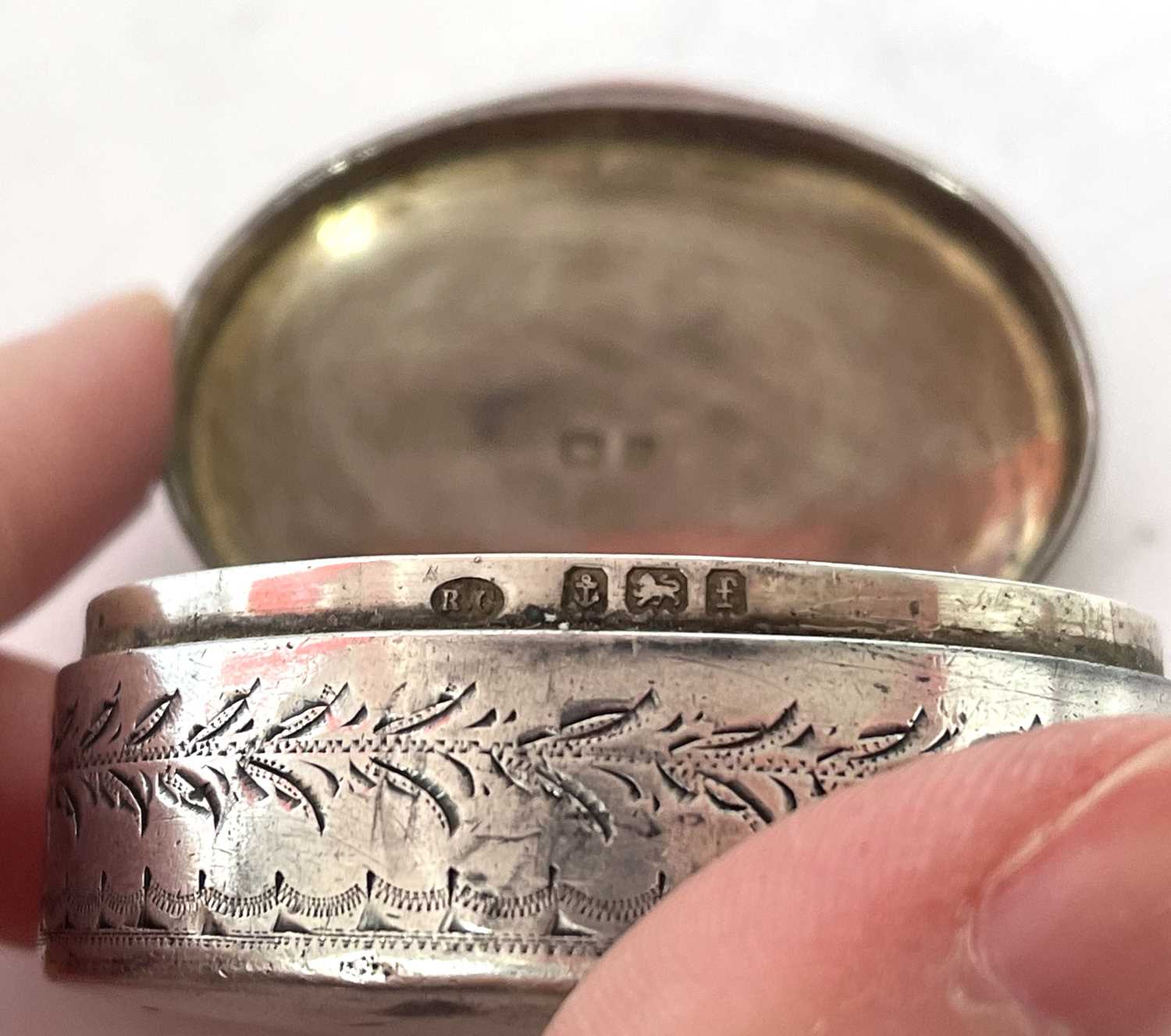 Edwardian silver snuff box of oval form, the hinged lid chased and engraved all over with scrolls - Image 6 of 7