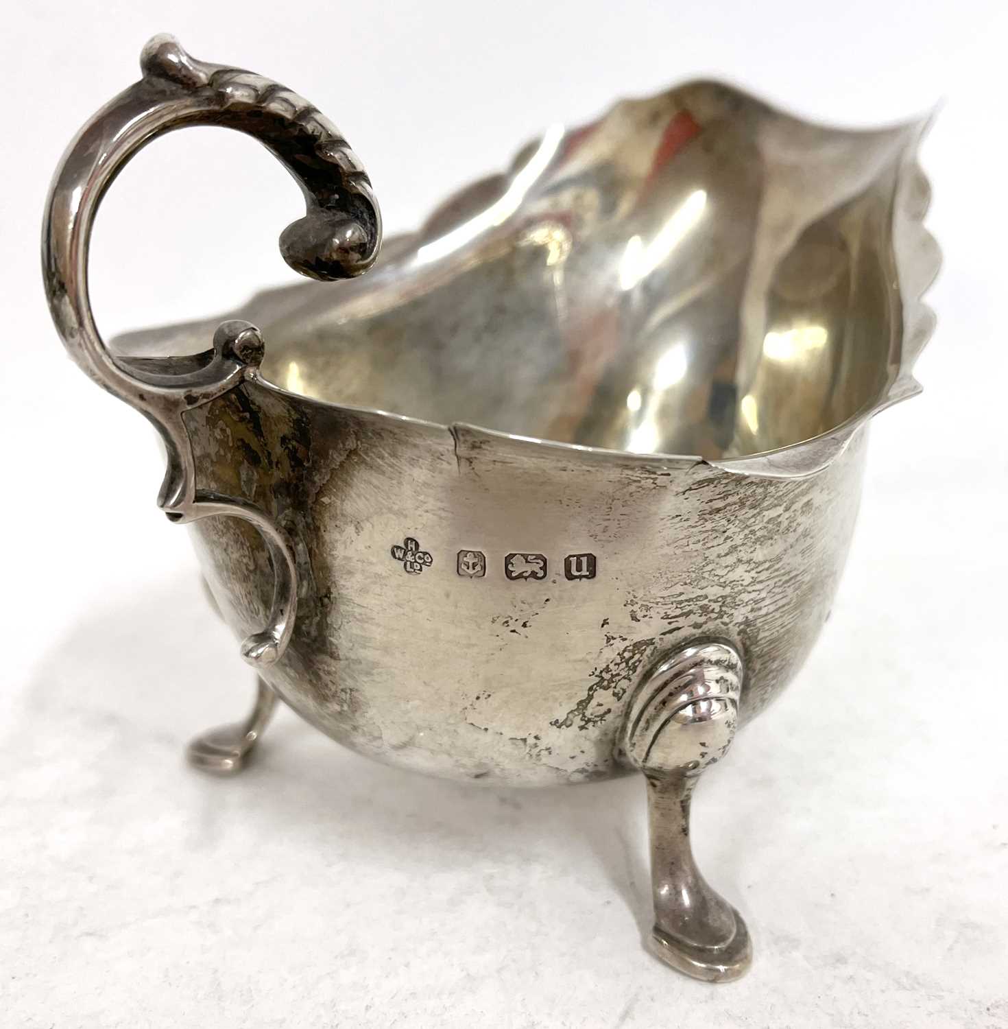 Mixed Lot: George V silver sauce boat having a card cut rim and flying scroll leaf cap handles - Image 6 of 7