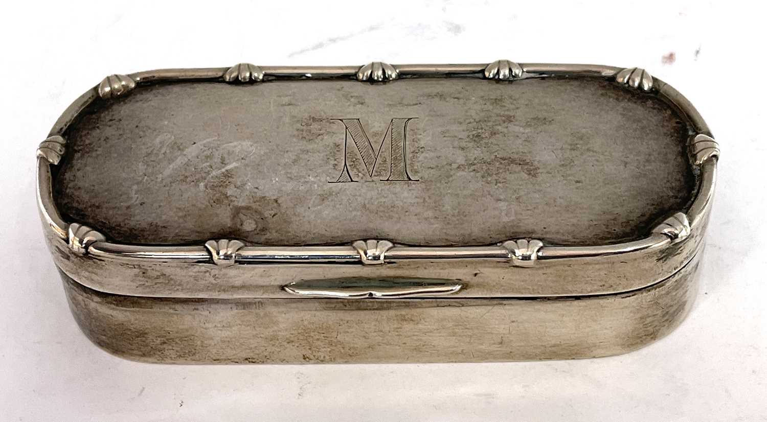 Edwardian silver trinket box of shaped rectangular form, applied with a bow and reeded border to - Image 2 of 6