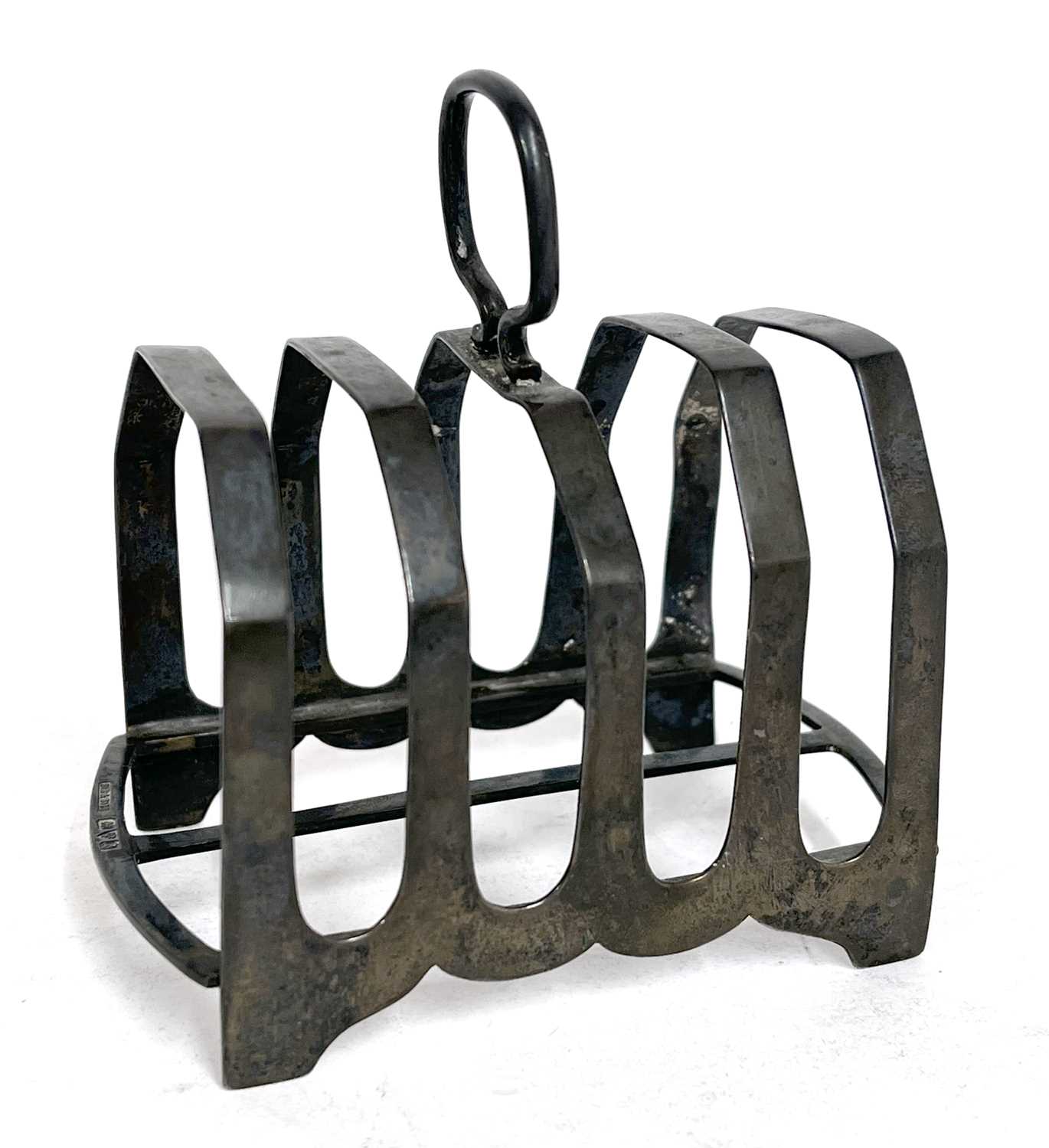 George V small toast rack of five divisions and having a loop carrying handle on a stretcher base,