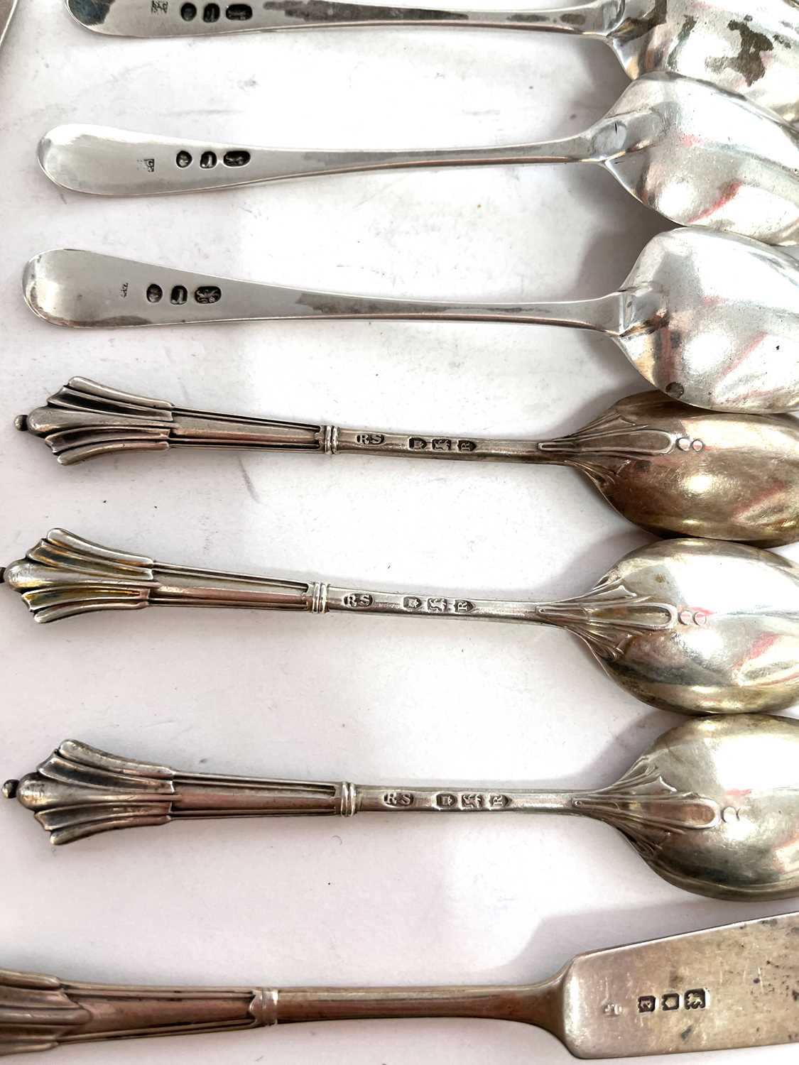 Mixed lot of silver flat ware to include three Georgian base marked tablespoons, four fiddle pattern - Image 10 of 10
