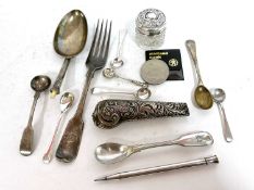 Mixed Lot: A white metal knife handle with figurehead detail, three silver condiment spoons together