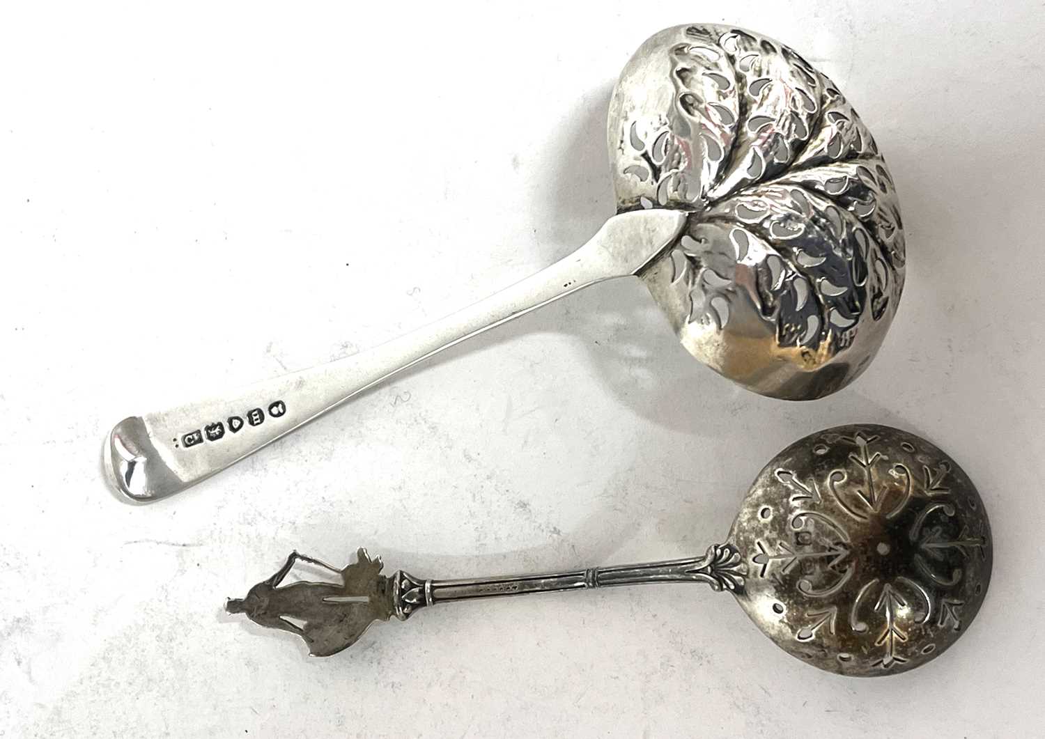 Mixed Lot: George IV silver sifter spoon the oval pierced bowl decorated with a stylised leaf - Image 4 of 4