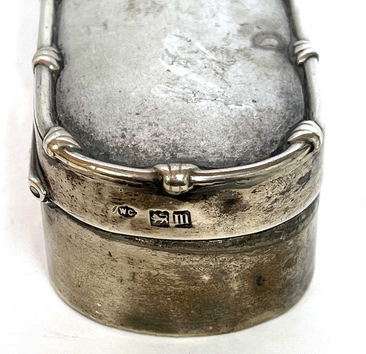 Edwardian silver trinket box of shaped rectangular form, applied with a bow and reeded border to - Image 5 of 6