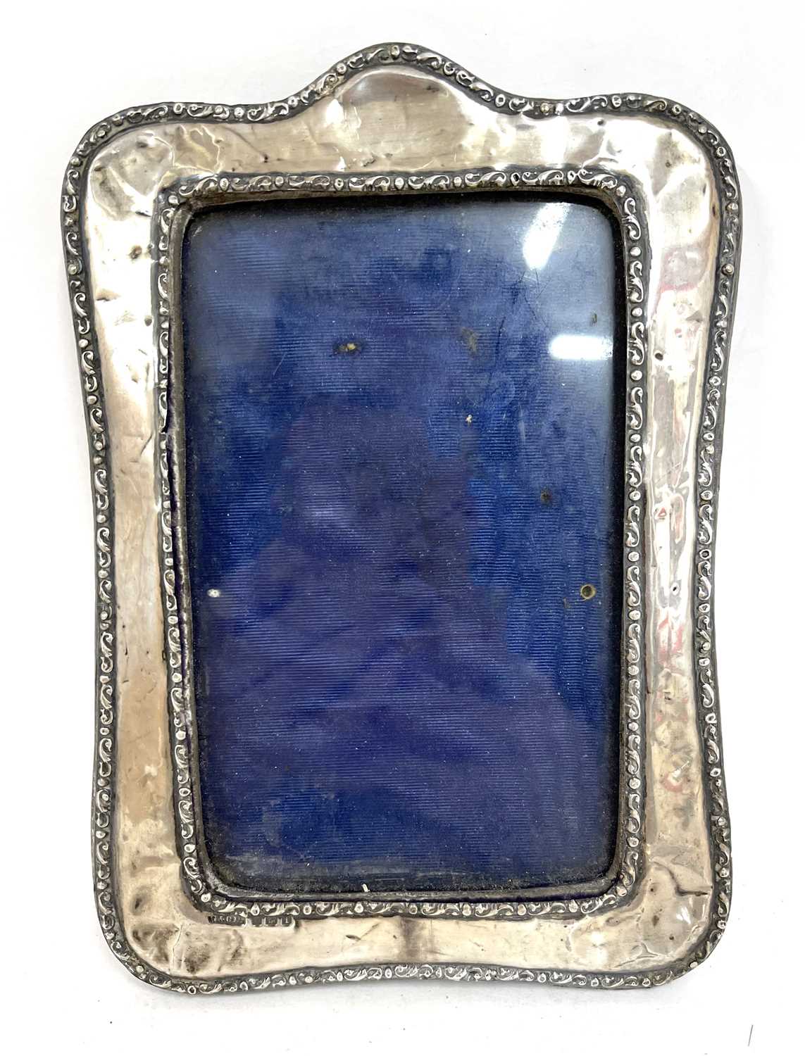 Mixed lot to include an Edwardian silver photograph frame, Birmingham 1908 (a/f) together with a - Image 3 of 5