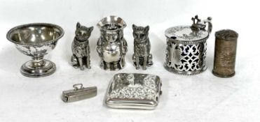 Mixed lot of antique plated items to include a pair of seated cat peppers (a/f), a violin vesta