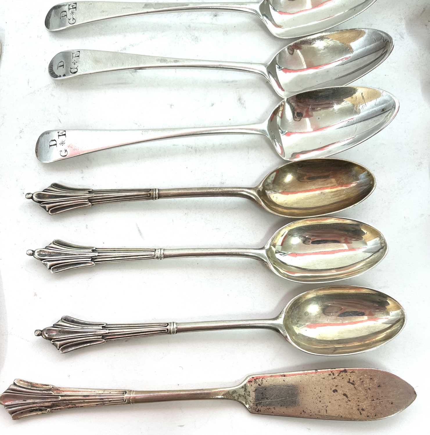Mixed lot of silver flat ware to include three Georgian base marked tablespoons, four fiddle pattern - Image 6 of 10