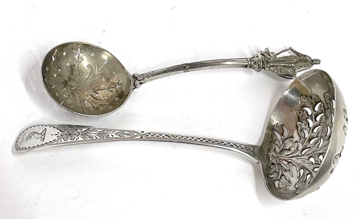 Mixed Lot: George IV silver sifter spoon the oval pierced bowl decorated with a stylised leaf - Image 2 of 4