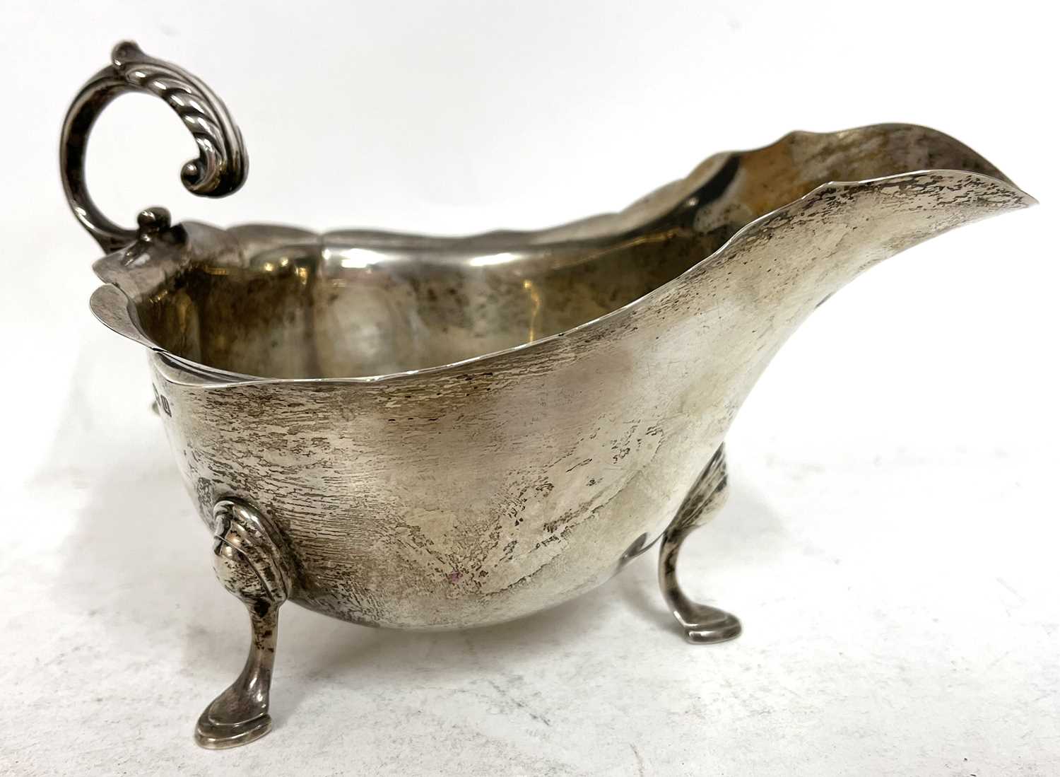 Mixed Lot: George V silver sauce boat having a card cut rim and flying scroll leaf cap handles - Image 7 of 7