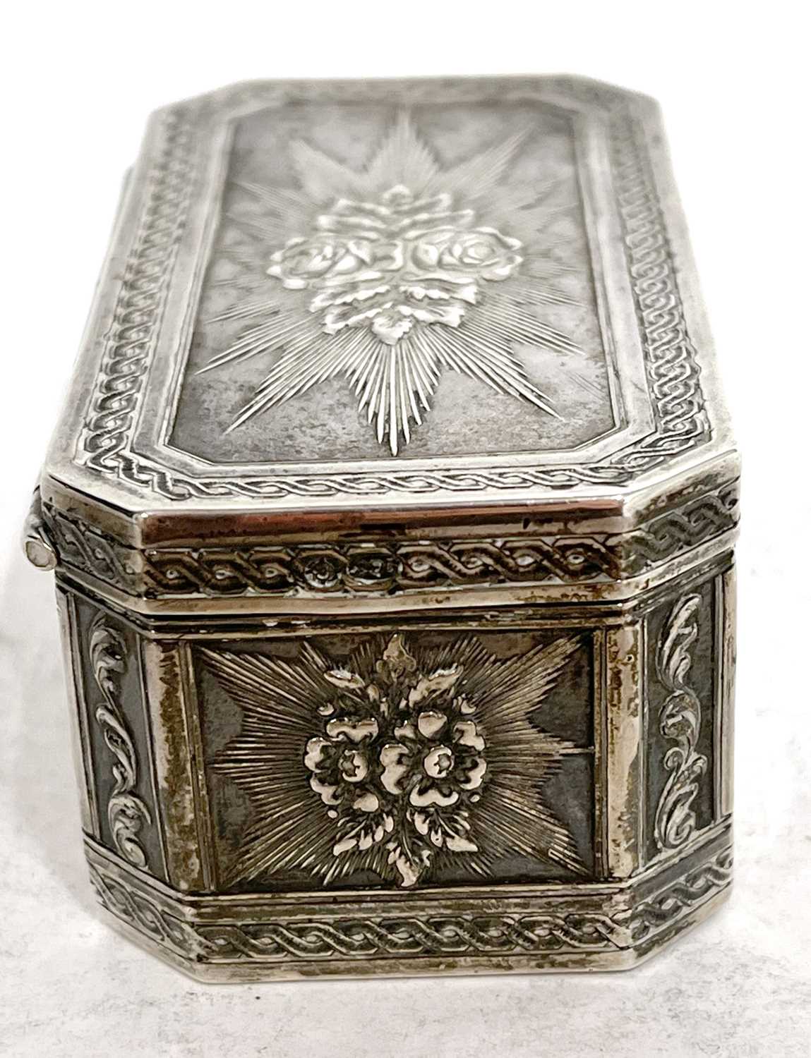 Import .925 trinket box assayed London 1907, marks for Boaz Moses Landeck of rectangular form, - Image 7 of 9