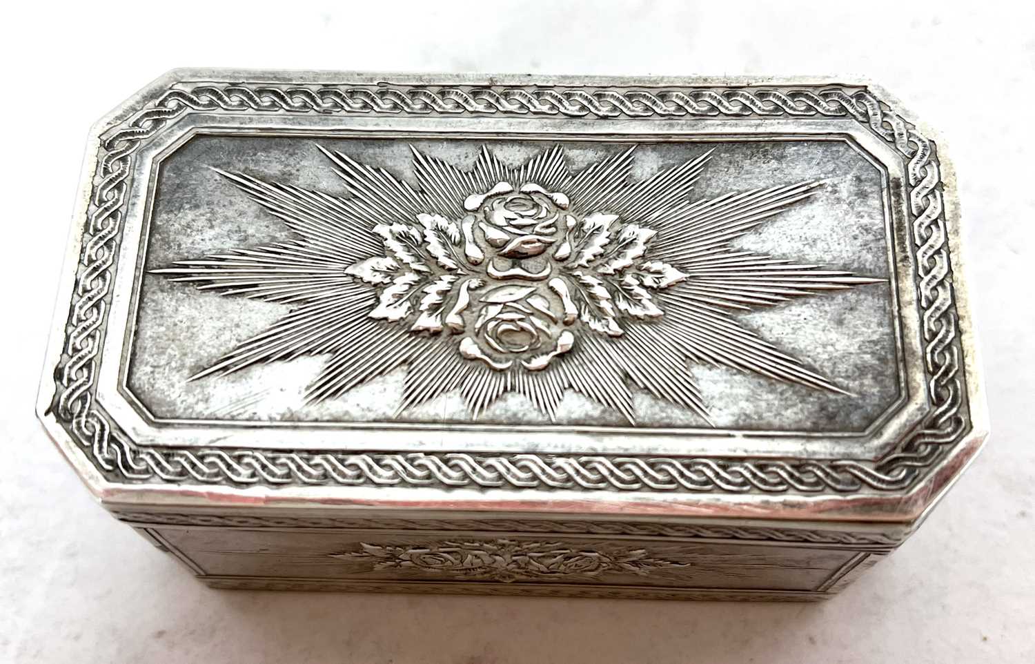 Import .925 trinket box assayed London 1907, marks for Boaz Moses Landeck of rectangular form, - Image 3 of 9