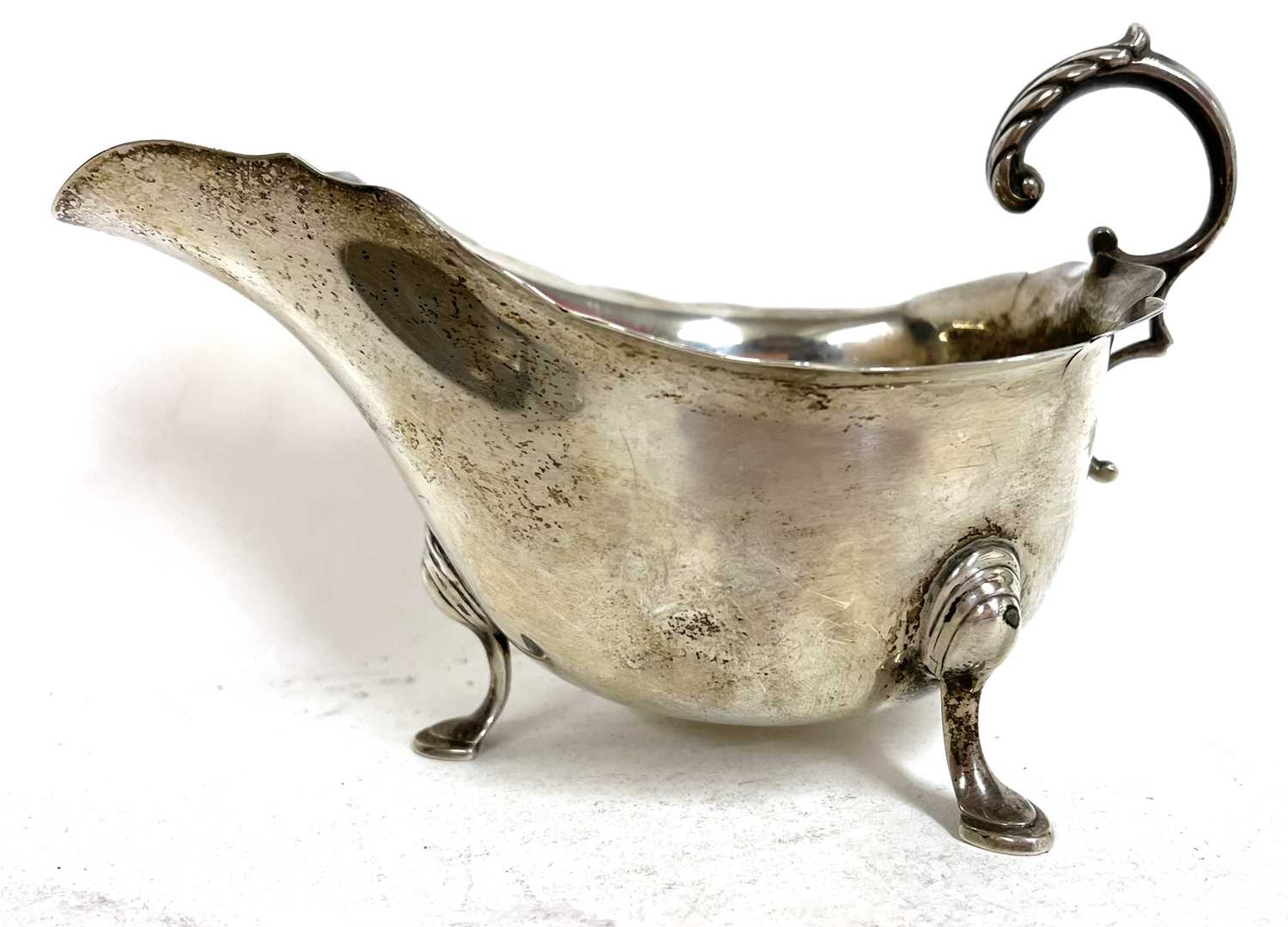 Mixed Lot: George V silver sauce boat having a card cut rim and flying scroll leaf cap handles - Image 4 of 7