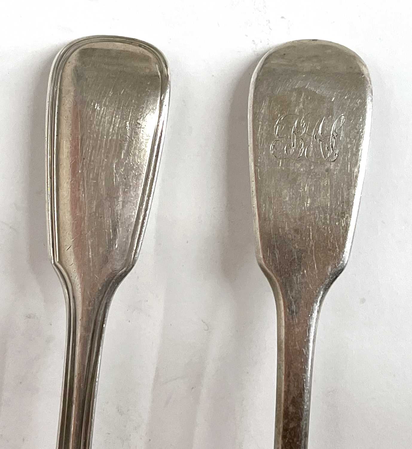 Mixed Lot: Victorian silver fiddle and thread patterned tablespoon, London 1850 together with a - Image 4 of 6