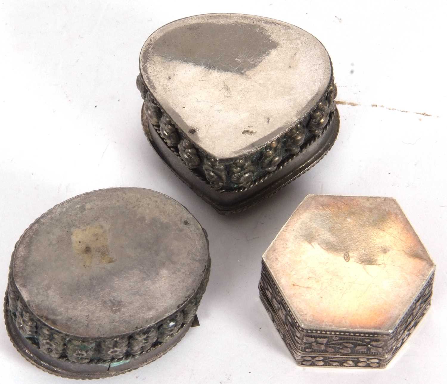 Group of three various (probably Indian made) ring boxes, part, oval and hexagonal shape, two with - Image 3 of 4