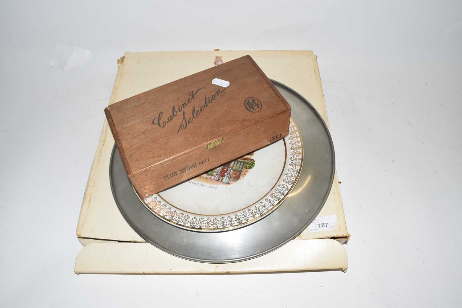 Mixed Lot: Modern Dutch pewter wall plaque, empty cigar box and a further wall plate - Image 2 of 2