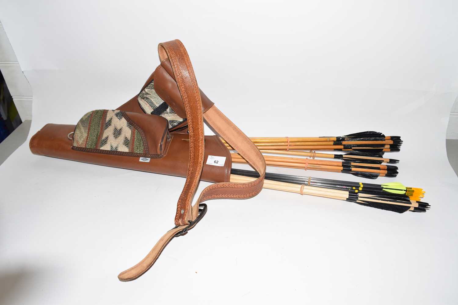 Modern brown leather archery arrow quiver with approx. 30 arrows - Image 2 of 2