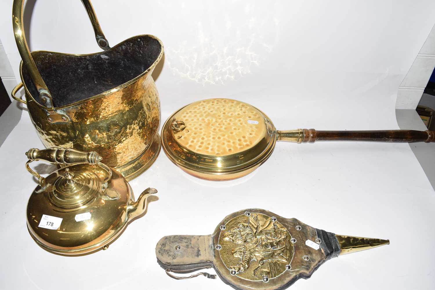 Mixed Lot: Brass coal bucket, kettle, bellows and bed warming pan - Image 2 of 2