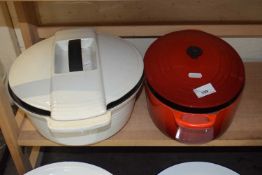 Le Creuset oval cooking pot together with a further circular example (2)