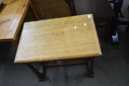 20th Century oak coffee table on turned legs