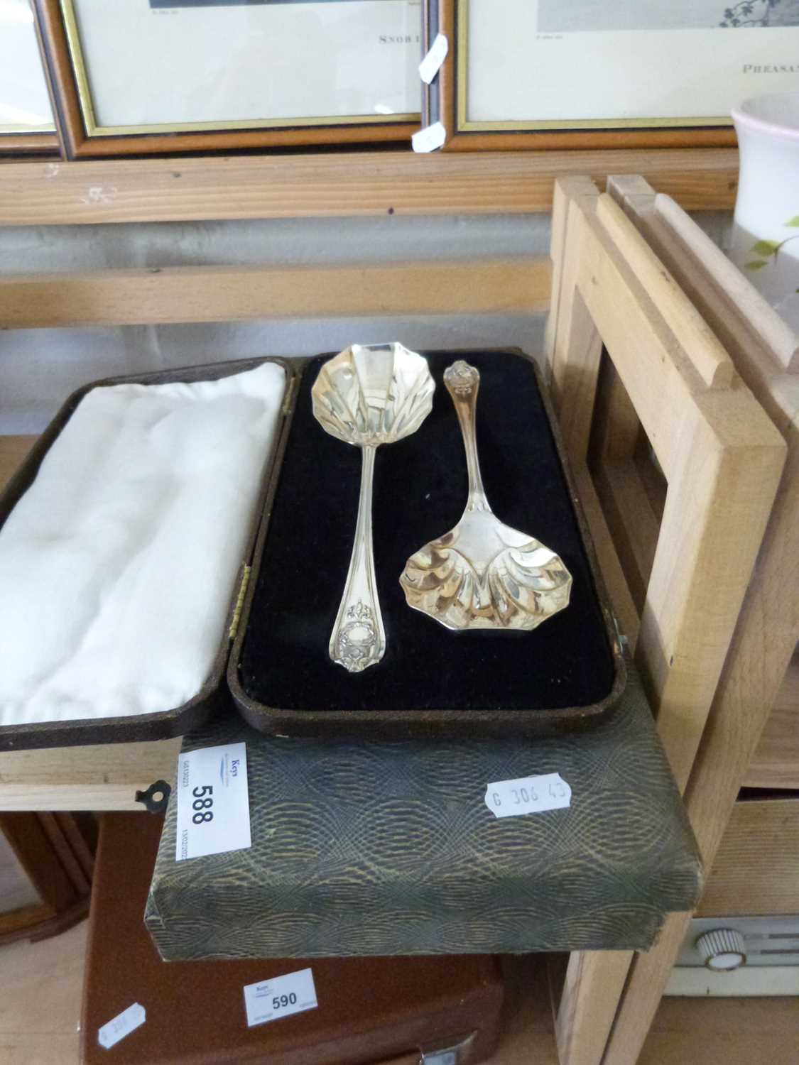 A cased pair of silver plated serving spoons and a cased set of fish cutlery